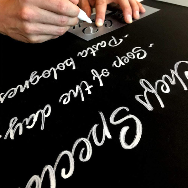 pochoirs-A4-lettres-chiffres-ecriture-decorative-qbix-utilisation