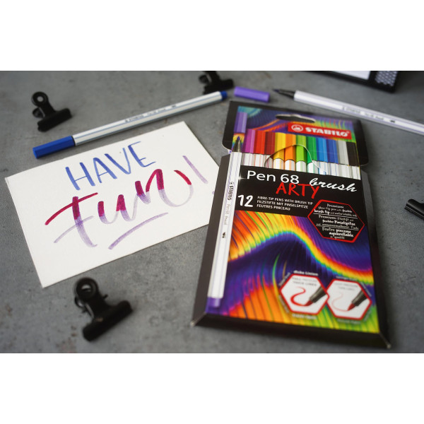 Etui carton de 12 feutres pinceau STABILO Pen 68 brush ARTY - pointe pinceau
