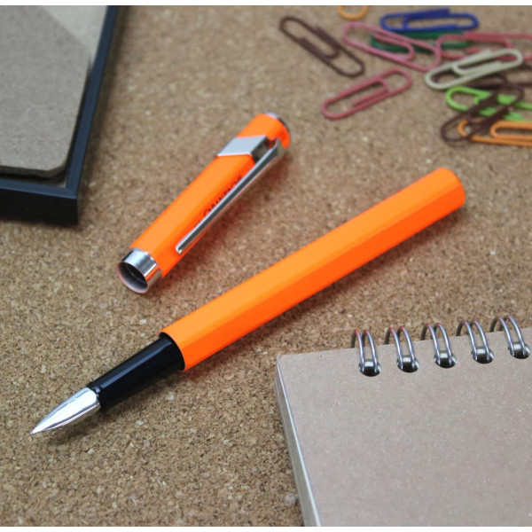Stylo plume - Orange fluo - Métal - Plume moyenne - Rechargeable - Caran d'Ache - 849