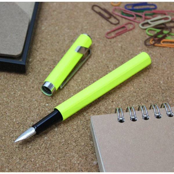 Stylo plume - Jaune fluo - Métal - Plume moyenne - Rechargeable - Caran d'Ache - 849
